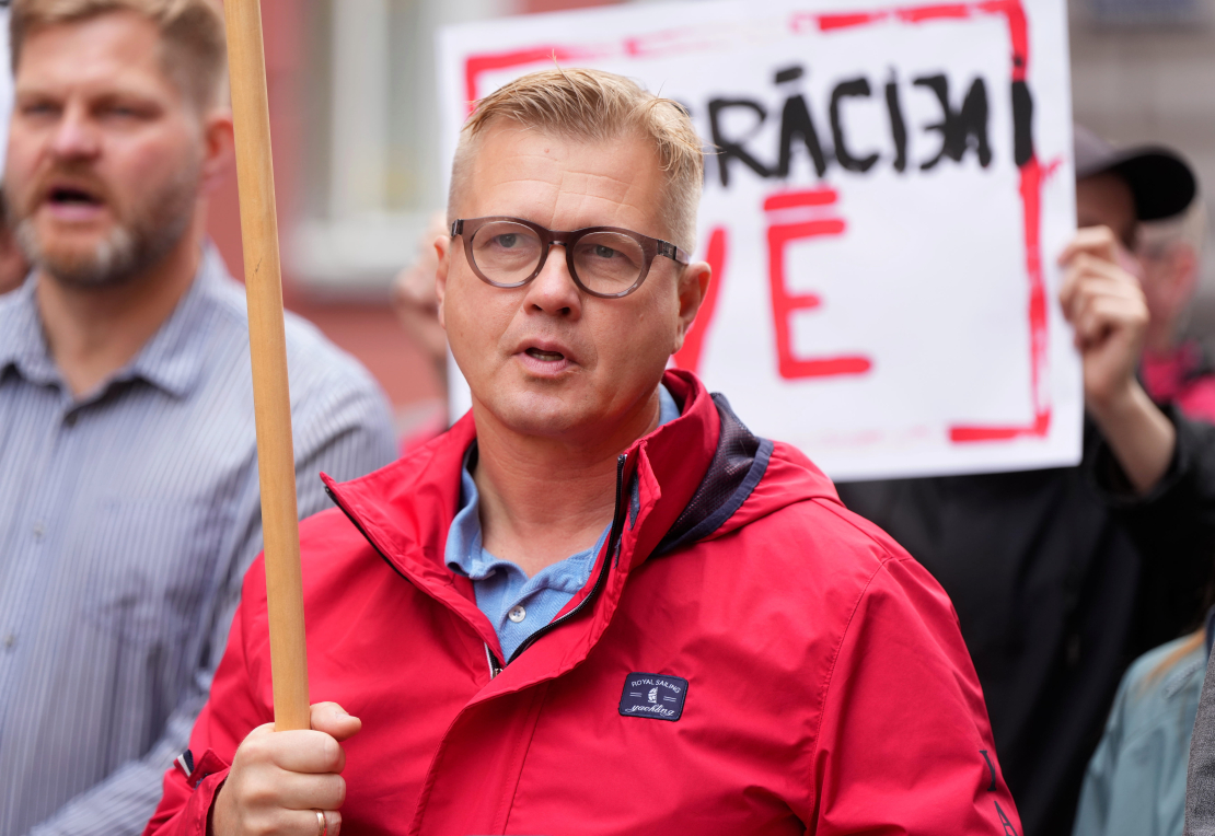 Rīgas domes deputāts Ansis Pūpols pie Saeimas ēkas, kur notiek Nacionālās apvienības rīkots pikets iekšlietu ministra Jāņa Dombravas atbalstam.