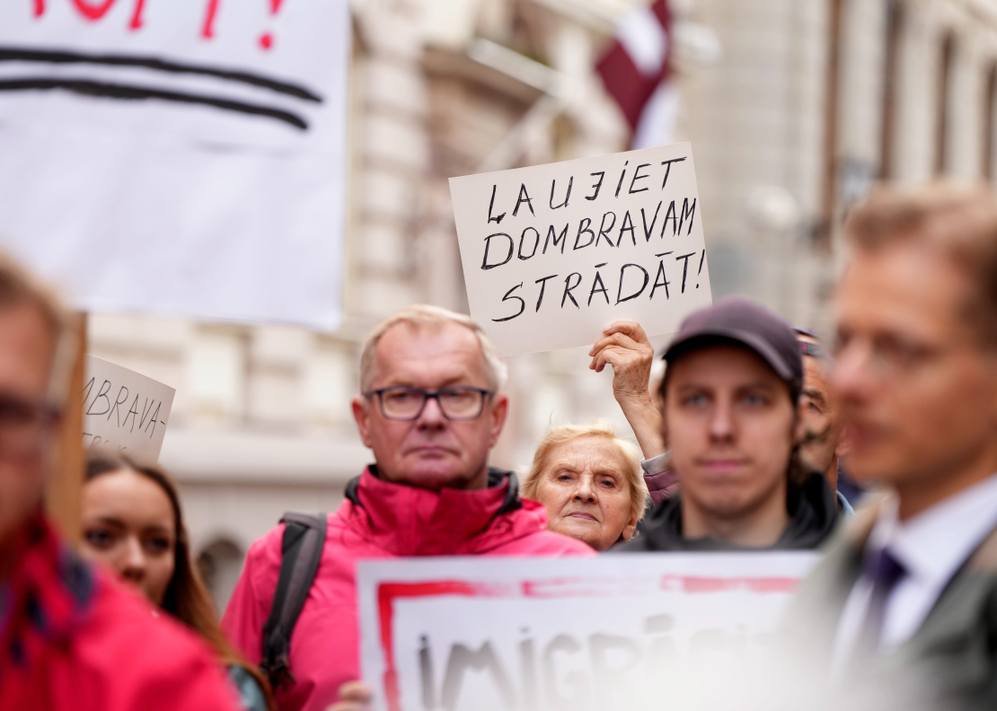 Pie Saeimas ēkas notiek Nacionālās apvienības rīkots pikets iekšlietu ministra Jāņa Dombravas atbalstam.