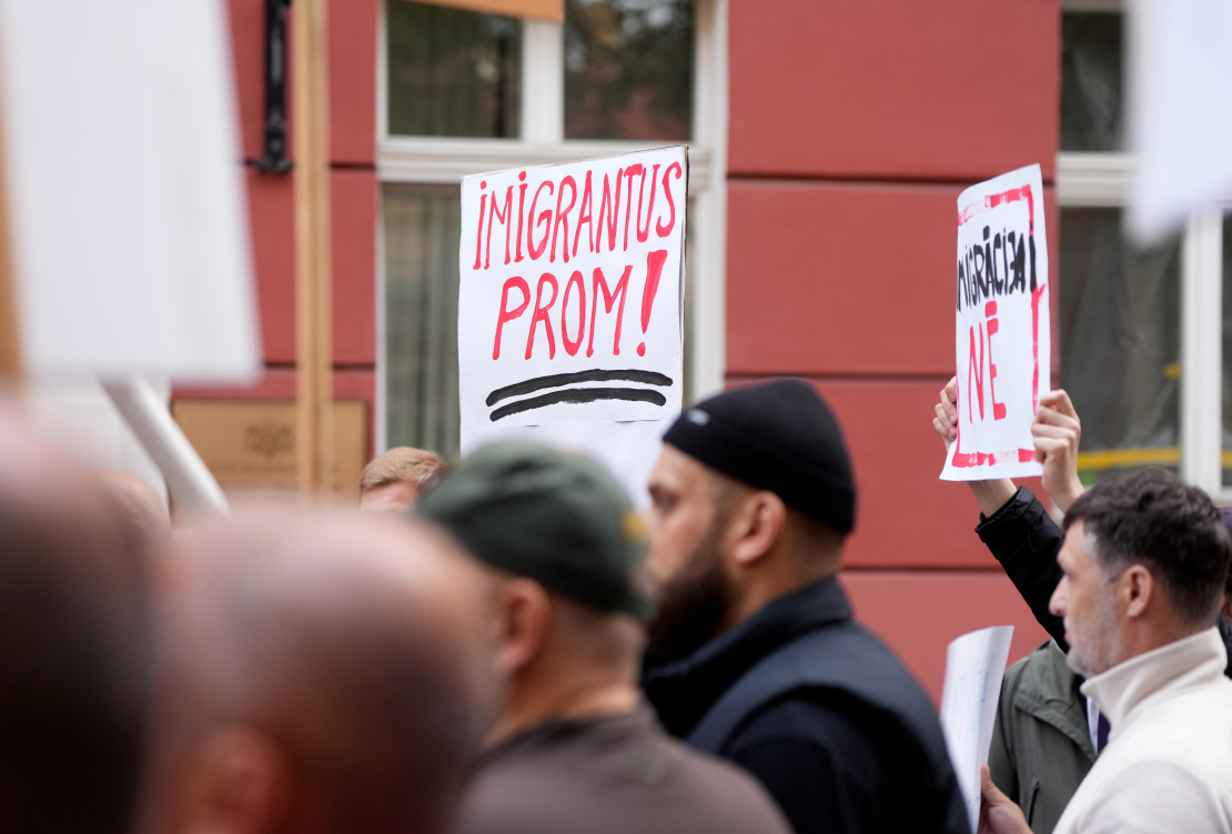 Pie Saeimas ēkas notiek Nacionālās apvienības rīkots pikets iekšlietu ministra Jāņa Dombravas atbalstam.