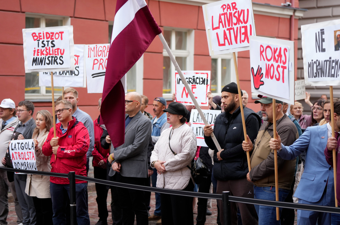 Pie Saeimas ēkas notiek Nacionālās apvienības rīkots pikets iekšlietu ministra Jāņa Dombravas atbalstam.