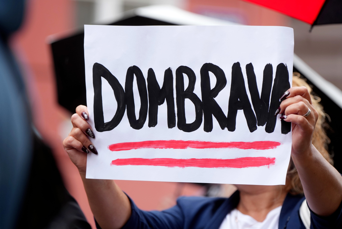 Pie Saeimas ēkas notiek Nacionālās apvienības rīkots pikets iekšlietu ministra Jāņa Dombravas atbalstam.