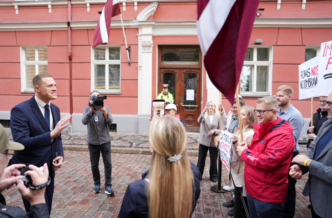 Jānis Dombrava pie Saeimas ēkas, kur notiek Nacionālās apvienības rīkots pikets viņa atbalstam.