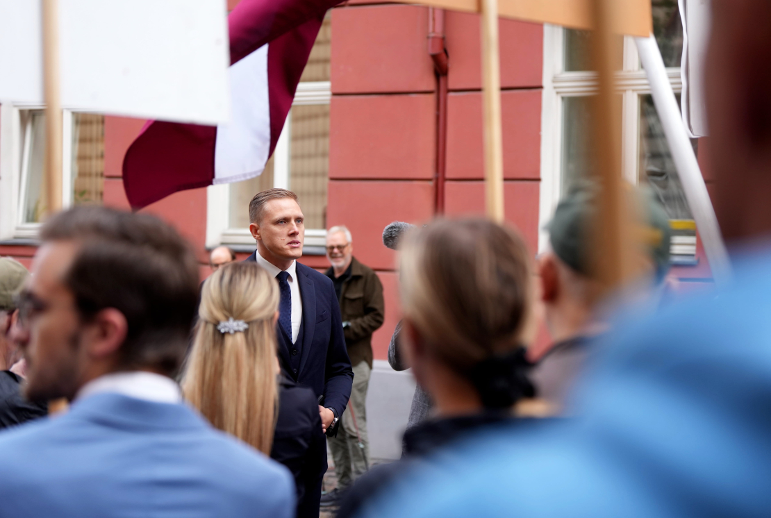 Jānis Dombrava pie Saeimas ēkas, kur notiek Nacionālās apvienības rīkots pikets viņa atbalstam.