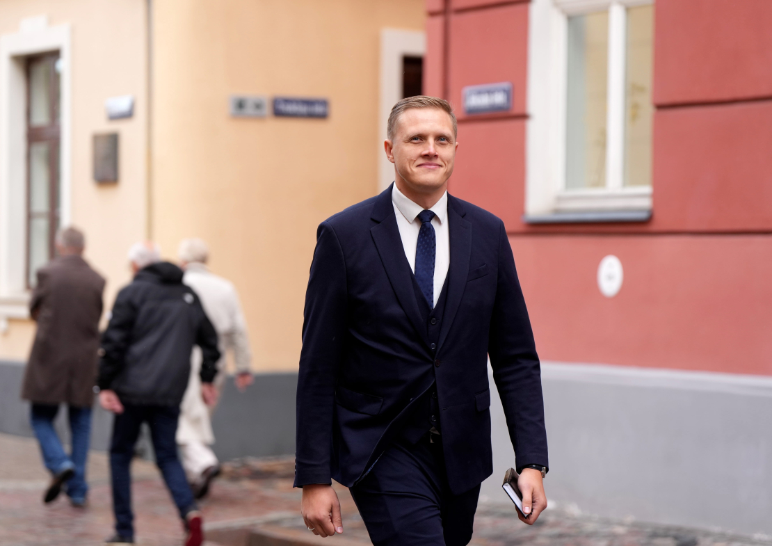 Jānis Dombrava pie Saeimas ēkas, kur notiek Nacionālās apvienības rīkots pikets viņa atbalstam.