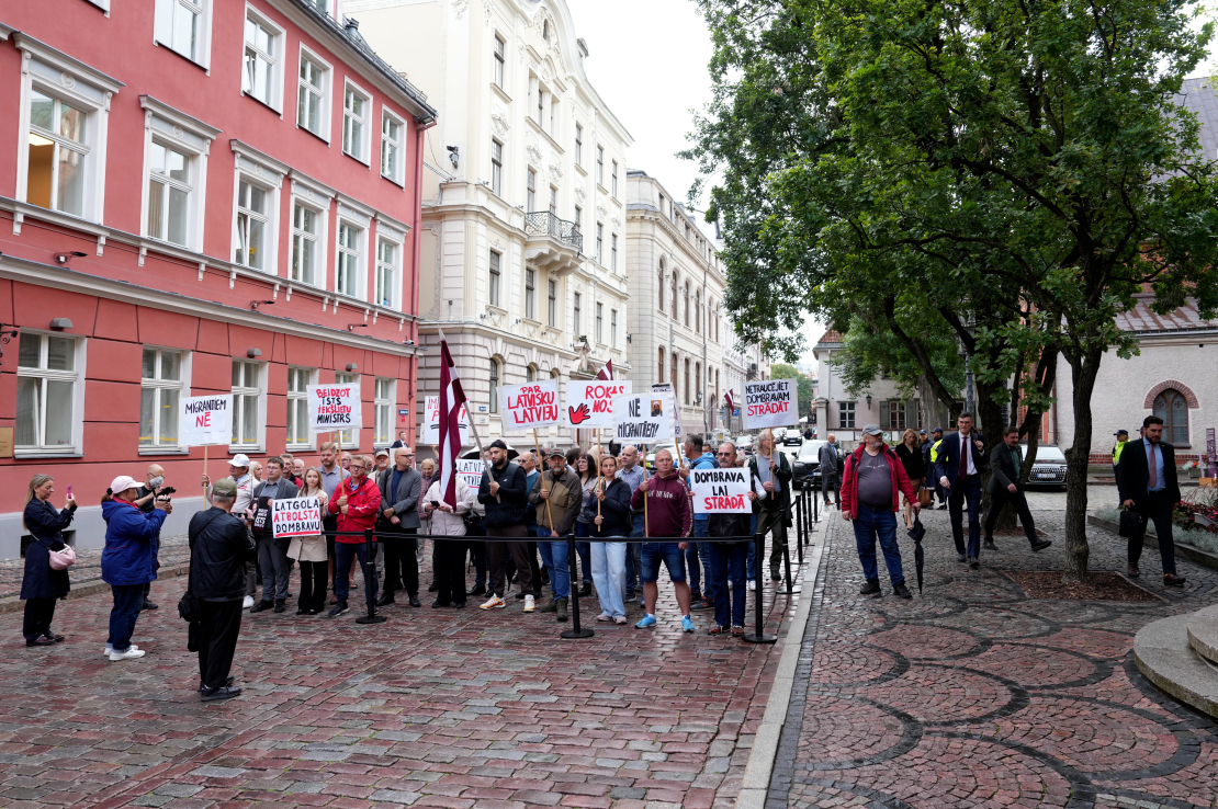 Pie Saeimas ēkas notiek Nacionālās apvienības rīkots pikets iekšlietu ministra Jāņa Dombravas atbalstam.