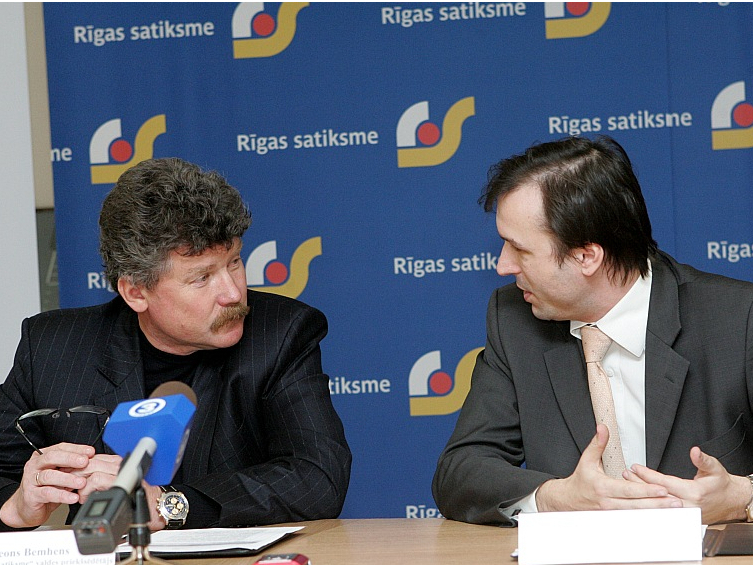 Toreizējais "Rīgas satiksmes" valdes priekšsēdētājs Leons Bemhens (no kreisās) un SIA "Rīgas karte" valdes loceklis Aleksandrs Brandavs preses konferencē 2009. gada februārī.