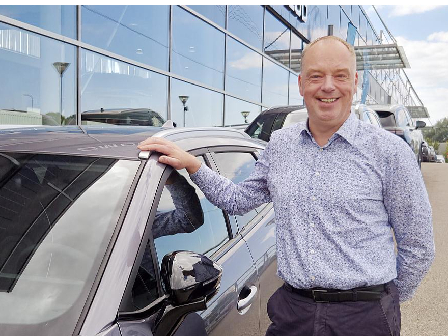 "Ambīcija ir liela – vismaz 2% no kopējā tirgus Baltijā. Ambīcijai ir arī pamats, jo mūsu portfelī ir gan e-auto, gan ārēji lādējams hibrīds, gan arī klasiskie auto. Spējam piedāvāt visplašāko spektru – astoņi modeļi," saka Ķīnā ražoto zīmolu "Omoda" un "Jaecoo" vadītājs Ģirts Zemītis.