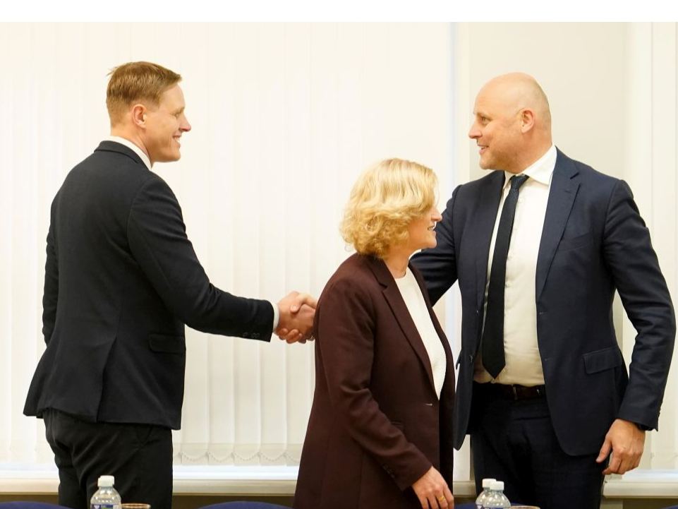 Iekšlietu ministrs Jānis Dombrava, izglītības un zinātnes ministre Ilze Indriksone un ministru prezidents Andris Kulbergs.
