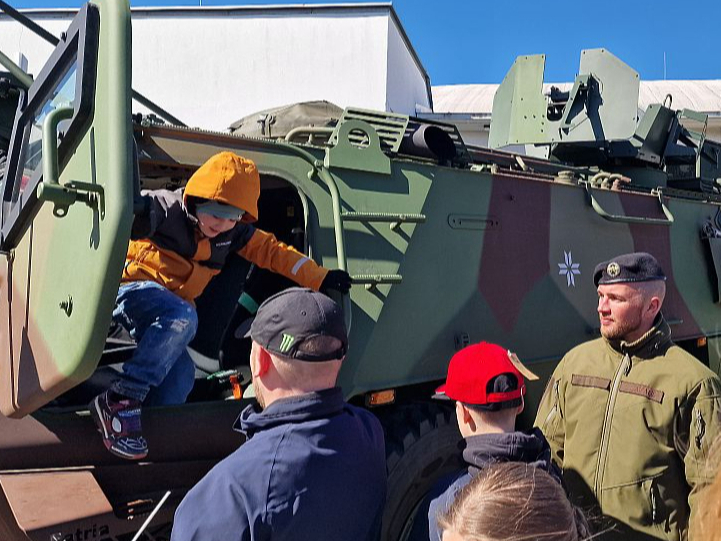 Nacionālo bruņoto spēku bruņutransportieris "Patria 6x6" XA-300 izstādē "Auto 2026" Ķīpsalā. Ražots Latvijā, Valmierā.
