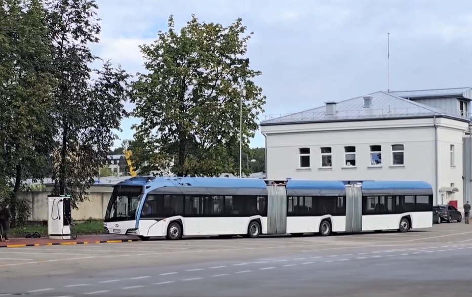 25 metrus garais elektroautobuss.