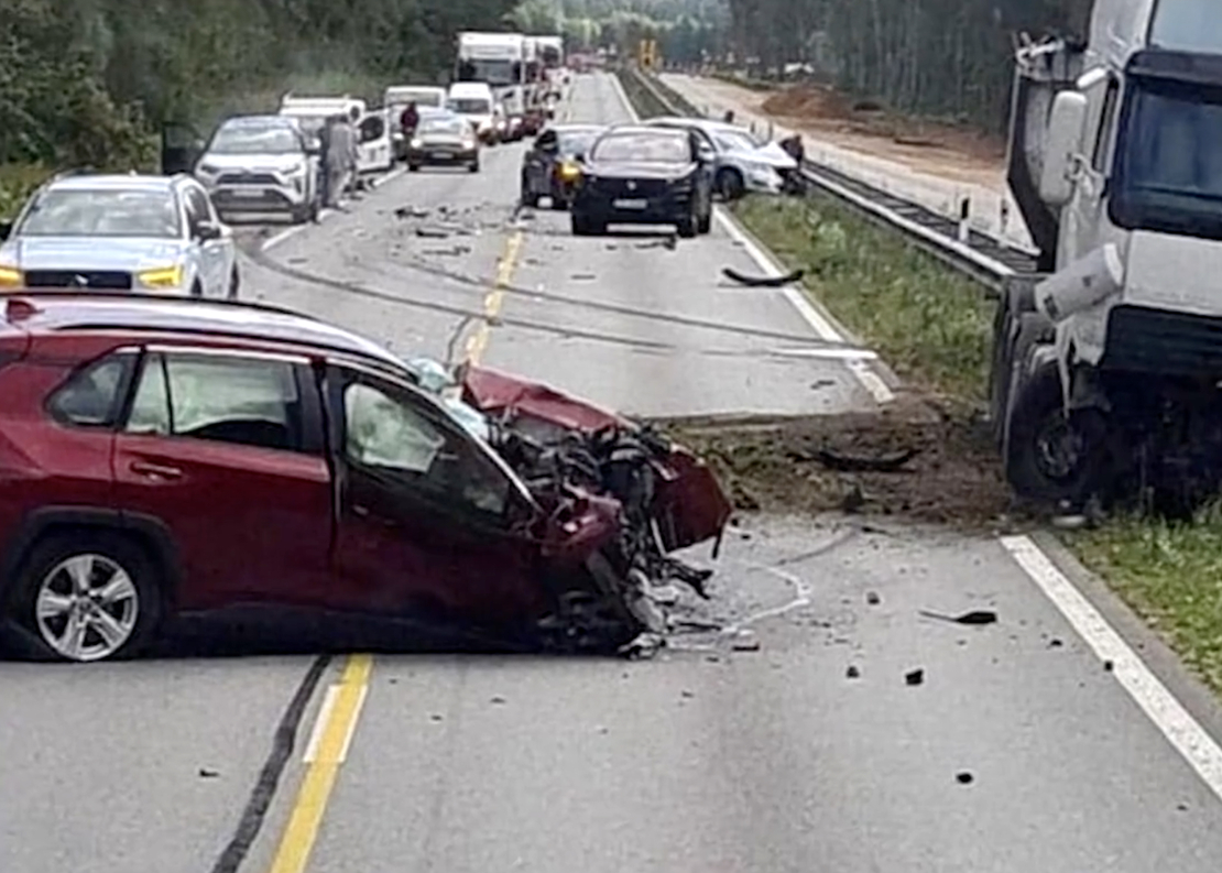Trīs transportlīdzekļu sadursme starp Ogri un Ikšķili.