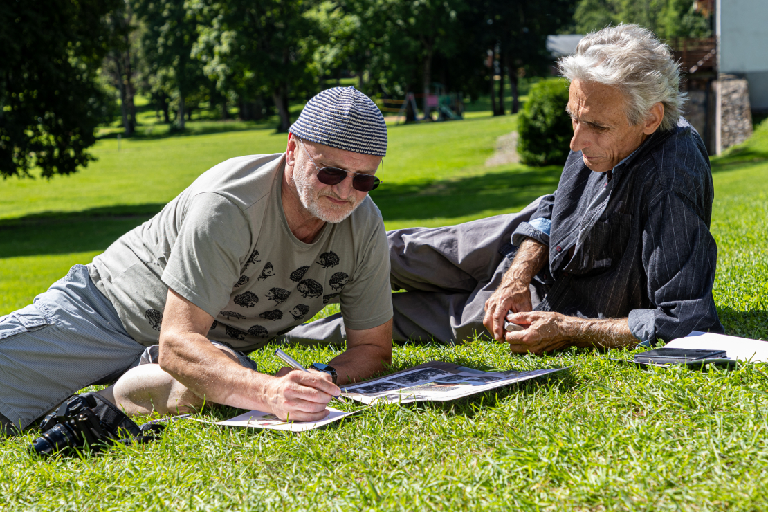 "BILŽU" vasaras nometnē Jumurdas muižā dalībnieki mākslinieciski apglezno benzīna un piena kannas.