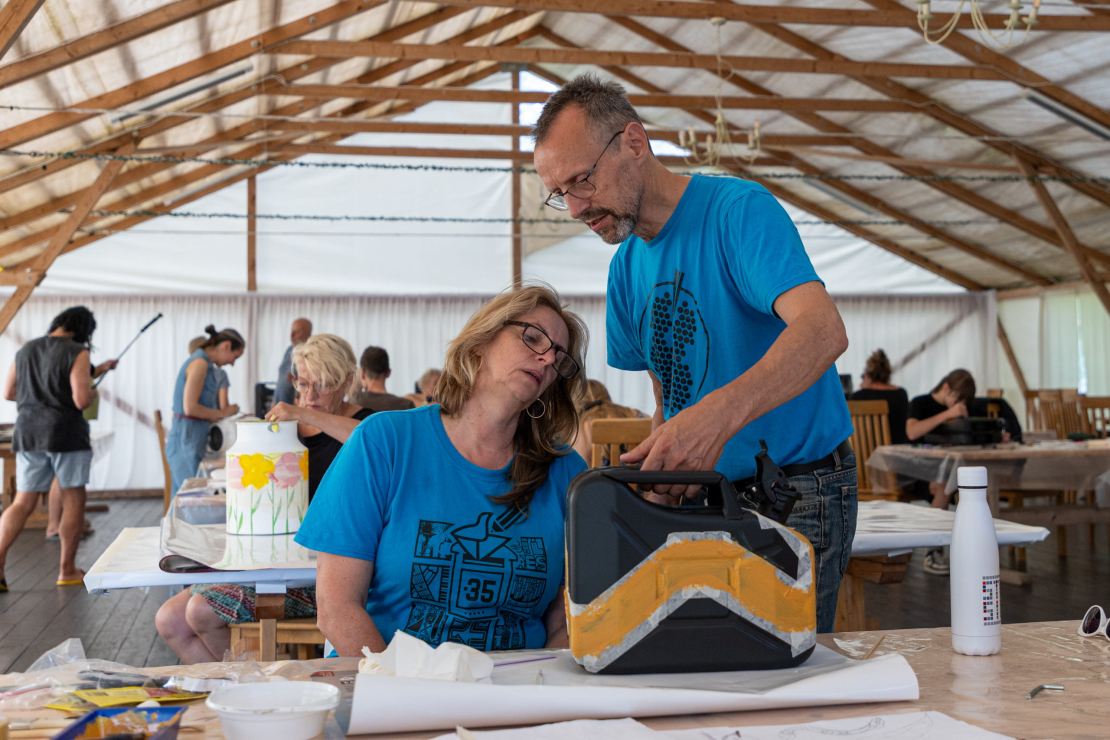 "BILŽU" vasaras nometnē Jumurdas muižā dalībnieki mākslinieciski apglezno benzīna un piena kannas.