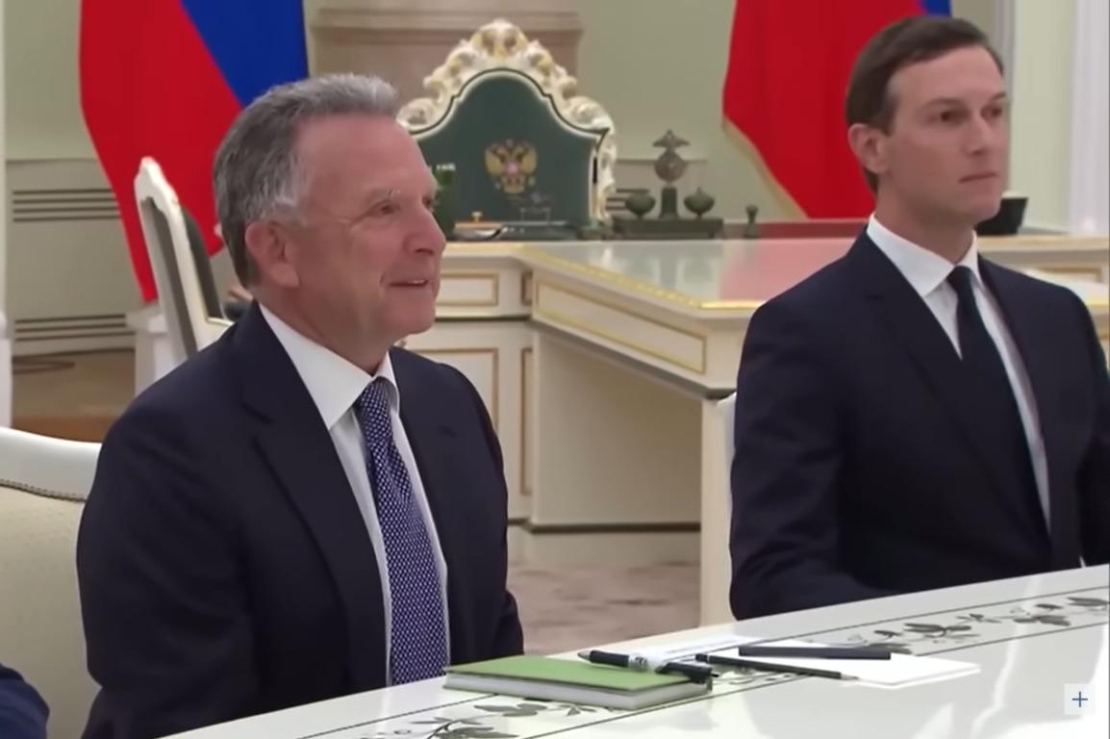 Donalda Trampa īpašais sūtnis Stīvs Vitkofs un Trampa znots Džareds Kušners.
