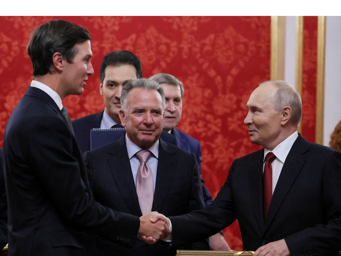 Krievijas prezidents Vladimirs Putins sarokojas ar ASV prezidenta Donalda Trampa znotu Džaredu Kušneru, kamēr līdzās stāv ASV īpašais sūtnis Stīvs Vitkofs. Tikšanās Kremlī, Maskavā, 2026. gada 5. septembrī.