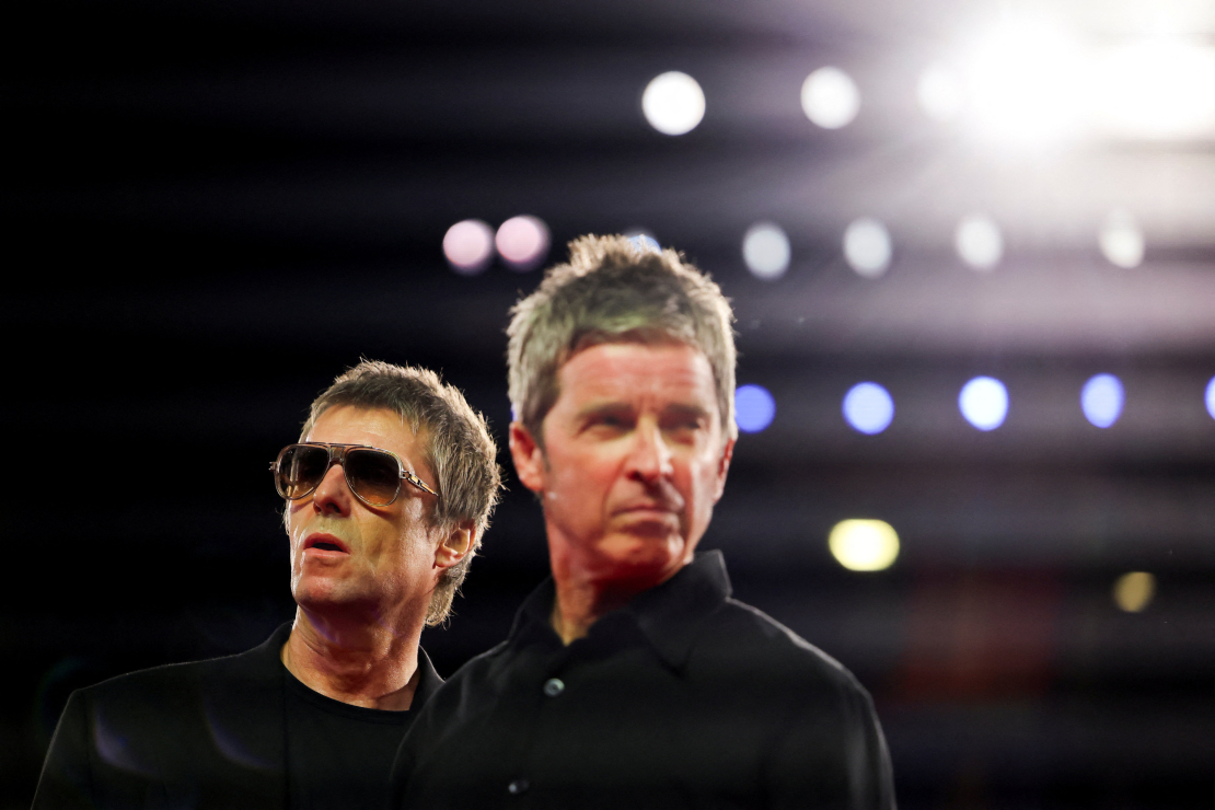 Liams Galahers un Noels Galahers pozē uz sarkanā paklāja, ierodoties uz filmas “Oasis: Don’t Look Back in Anger” seansu 83. Venēcijas starptautiskajā kinofestivālā. Filma iekļauta festivāla ārpuskonkursa programmā. Venēcija, Itālija, 2026. gada 5. septembris.