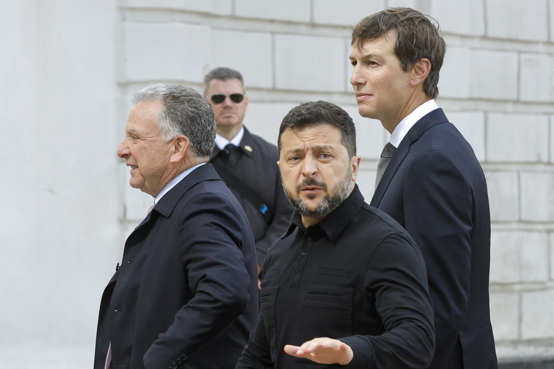 Ukrainas prezidents Volodimirs Zelenskis (centrā) sarunājas ar mediju pārstāvjiem, kopā ar ASV īpašajiem miera sūtņiem Stīvu Vitkofu (pa kreisi) un Džaredu Kušneru dodoties uz tikšanos netālu no Svētās Sofijas katedrāles Kijivā, Ukrainā, 2026. gada 6. septembrī. ASV sūtņi Kijivā ieradās uz sarunām ar Zelenski un viņa komandu dienu pēc vizītes Maskavā.