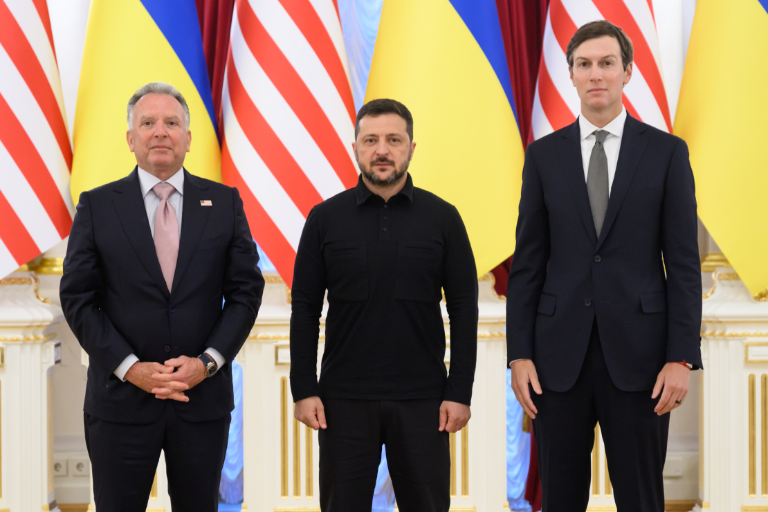Ukrainas prezidents Volodimirs Zelenskis tiekas ar ASV īpašajiem sūtņiem Stīvu Vitkofu un Džaredu Kušneru Kijivā, Ukrainā, 2026. gada 6. septembrī. ASV pārstāvji Ukrainas galvaspilsētā ieradās dienu pēc sarunām ar Krievijas diktatoru Vladimiru Putinu Maskavā.