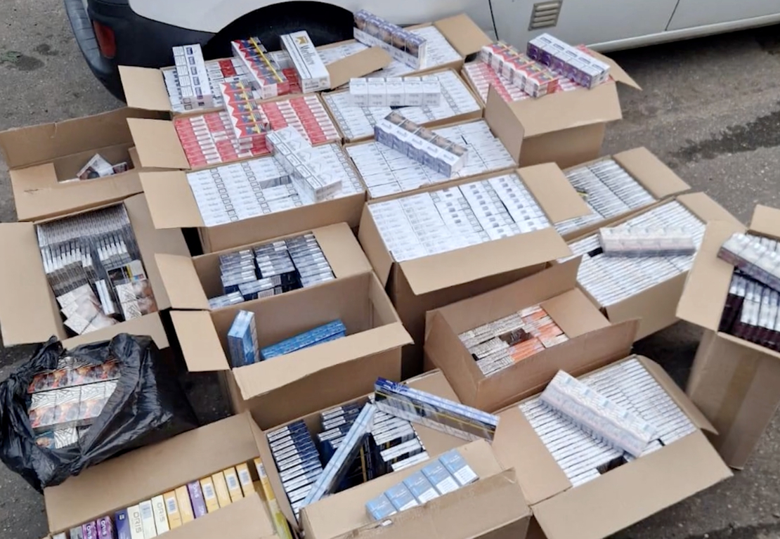 Likumsargi Ziepniekkalnā aizturējuši iepriekš sodītu nelegālo cigarešu tirgotāju, kura automašīnās atrasti 847 800 cigarešu bez Latvijas akcīzes markām.