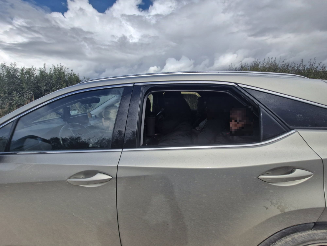 "Lexus" automašīna, kurā konstatēti nelegālie robežšķērsotāji.