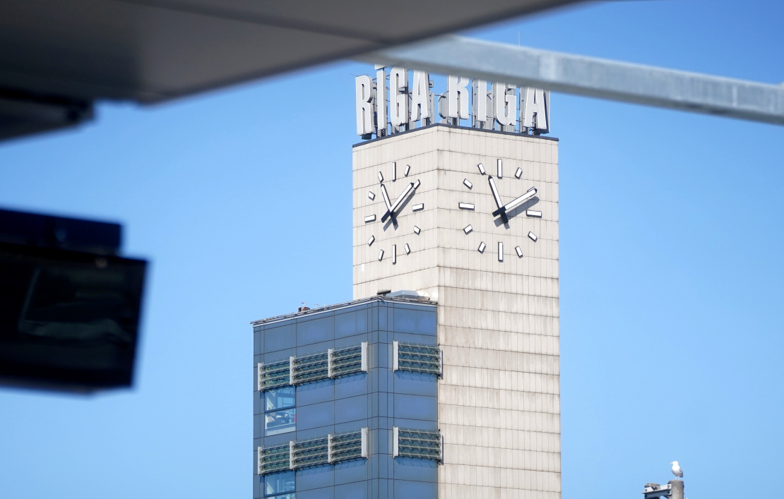 Skats uz Rīgas centrālās stacijas pulksteni no Rīgas Centrālās stacijas dienvidu daļas.
