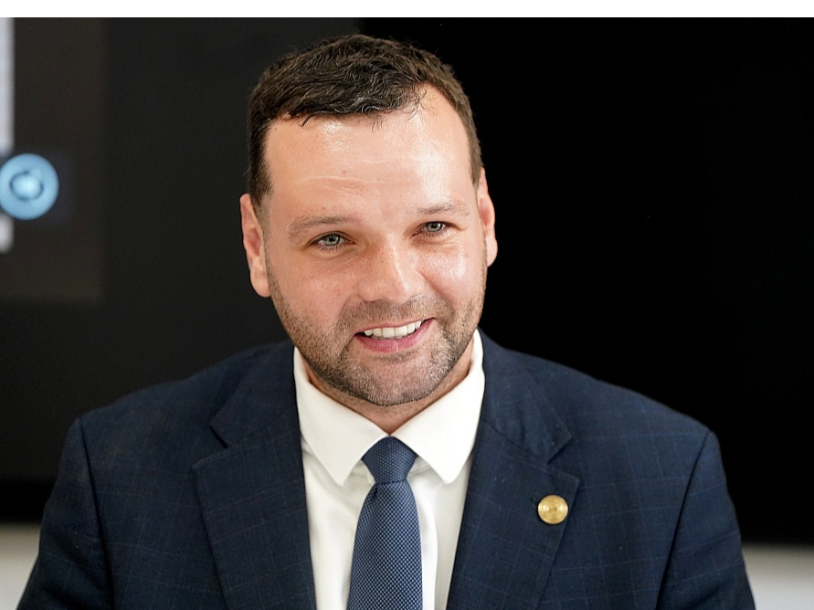 Labklājības ministrs Reinis Uzulnieks virza būtībā pareizu, bet šobrīd finansiāli nepaceļamu ideju – ieviest bāzes pensijas Latvijā.
