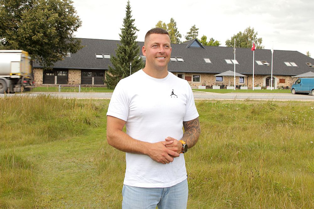 "Kad viss būs pabeigts, šeit vienuviet būs viss kvalitatīvai atpūtai nepieciešamais – restorāns, viesnīca, SPA centrs, sporta komplekss un zivaudzētava ar dīķi foreļu makšķerēšnai," ir gandarīts enerģētikas nozares kompānijas "BT Power" un tās meitas uzņēmuma "Smeceres muižas krogs" īpašnieks Toms Bergs.