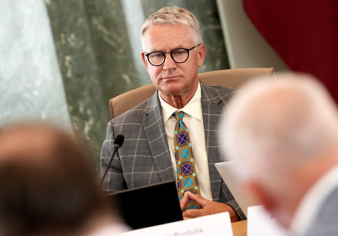 Kultūras ministrs Nauris Puntulis tikšanās laikā ar nevalstisko organizāciju (NVO) pārstāvjiem Ministru kabinetā, lai pārrunātu jautājumus, kas saistīti ar šo organizāciju darbību Latvijā, kā arī iepazītos ar NVO finansēšanas principiem valsts pārvaldē.