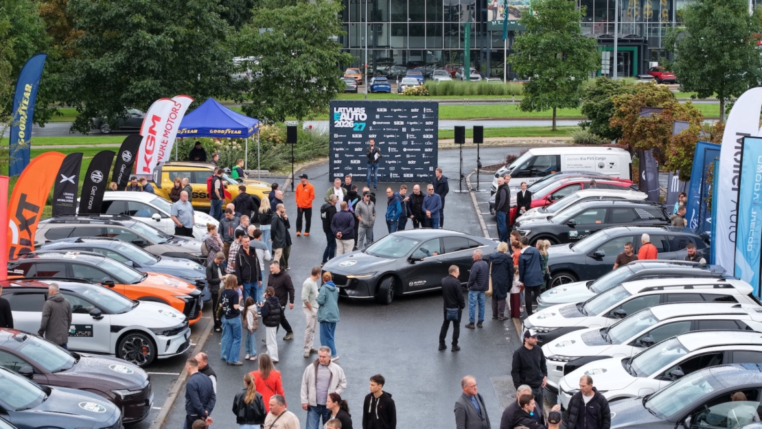 "Spices e-Auto dienā" apmeklētāji varēja apskatīt un izmēģināt vairāk nekā 30 elektroauto modeļus.