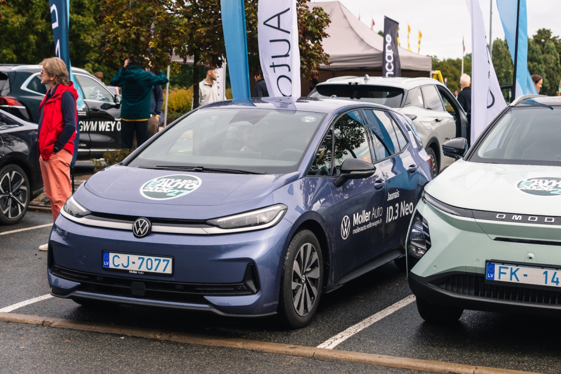"Spices e-Auto dienā" apmeklētāji varēja apskatīt un izmēģināt vairāk nekā 30 elektroauto modeļus.