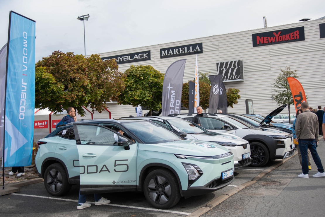 "Spices e-Auto dienā" apmeklētāji varēja apskatīt un izmēģināt vairāk nekā 30 elektroauto modeļus.