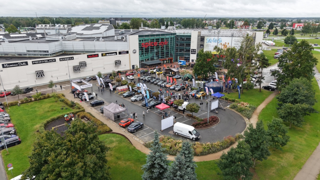 "Spices e-Auto dienā" apmeklētāji varēja apskatīt un izmēģināt vairāk nekā 30 elektroauto modeļus.