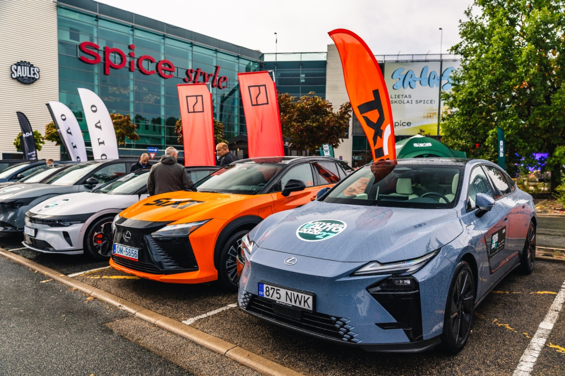 "Spices e-Auto dienā" apmeklētāji varēja apskatīt un izmēģināt vairāk nekā 30 elektroauto modeļus.