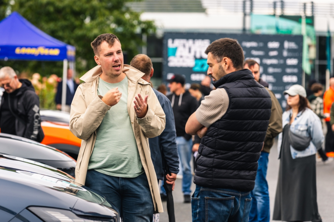"Spices e-Auto dienā" apmeklētāji varēja apskatīt un izmēģināt vairāk nekā 30 elektroauto modeļus.