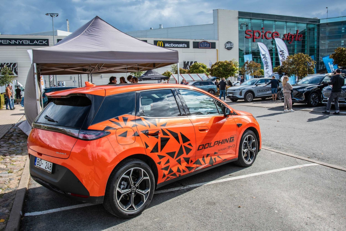 "Spices e-Auto dienā" apmeklētāji varēja apskatīt un izmēģināt vairāk nekā 30 elektroauto modeļus.