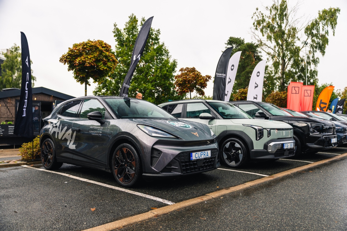 "Spices e-Auto dienā" apmeklētāji varēja apskatīt un izmēģināt vairāk nekā 30 elektroauto modeļus.