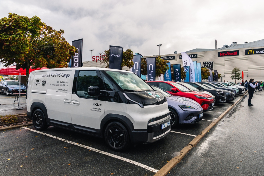 "Spices e-Auto dienā" apmeklētāji varēja apskatīt un izmēģināt vairāk nekā 30 elektroauto modeļus.