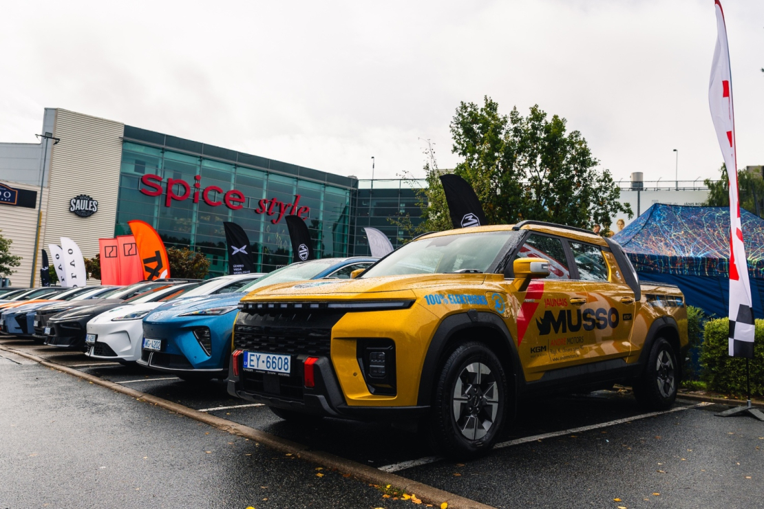 "Spices e-Auto dienā" apmeklētāji varēja apskatīt un izmēģināt vairāk nekā 30 elektroauto modeļus.