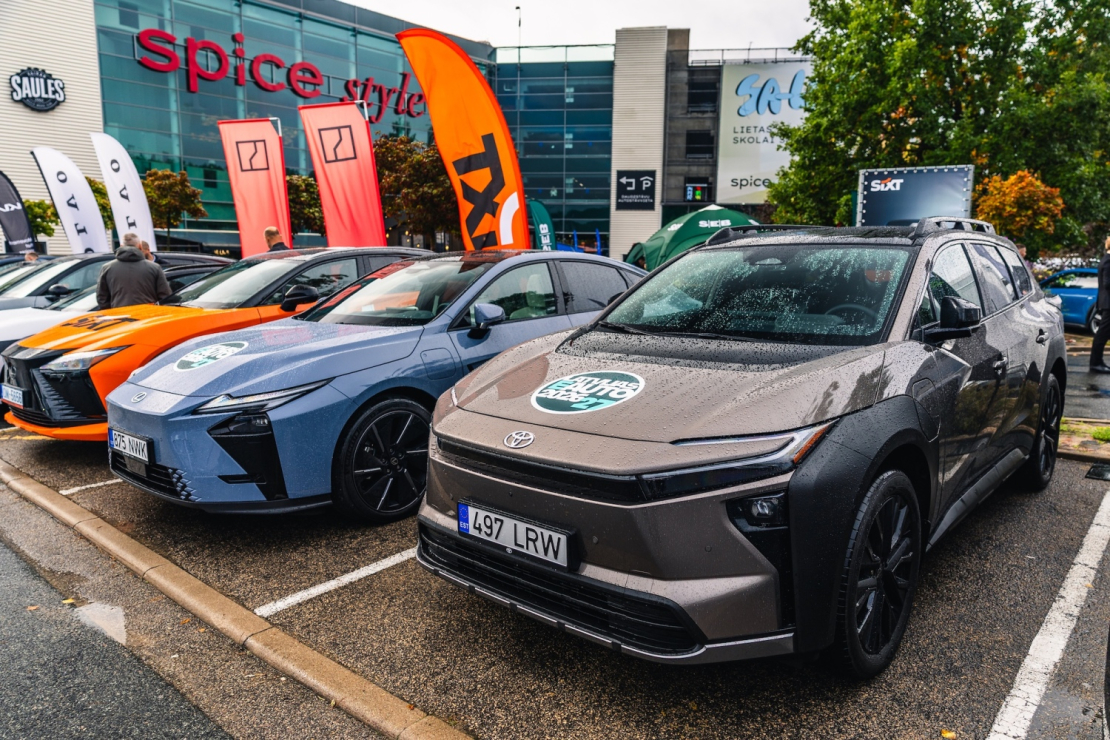 "Spices e-Auto dienā" apmeklētāji varēja apskatīt un izmēģināt vairāk nekā 30 elektroauto modeļus.