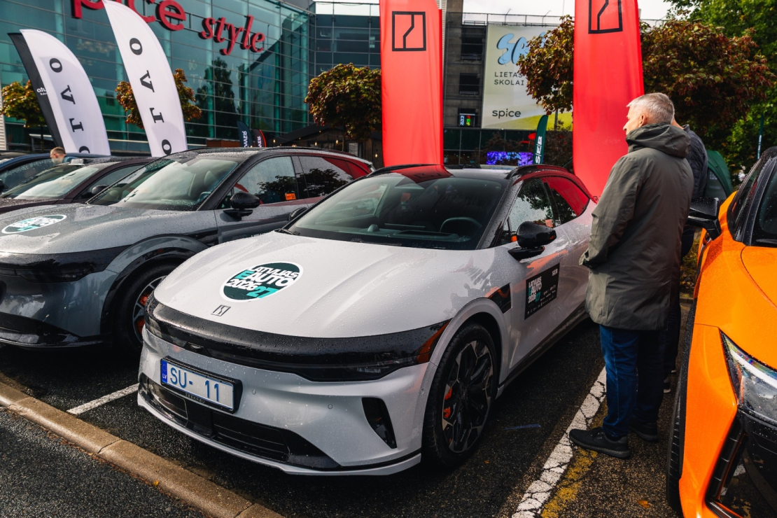 "Spices e-Auto dienā" apmeklētāji varēja apskatīt un izmēģināt vairāk nekā 30 elektroauto modeļus.