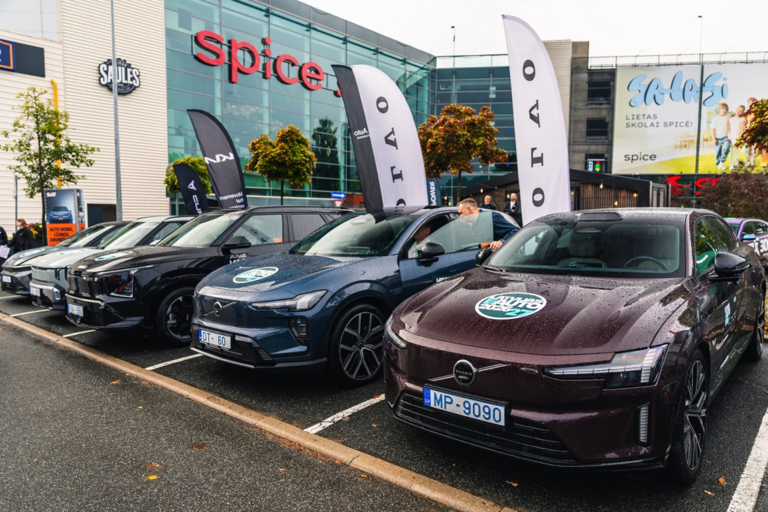 "Spices e-Auto dienā" apmeklētāji varēja apskatīt un izmēģināt vairāk nekā 30 elektroauto modeļus.
