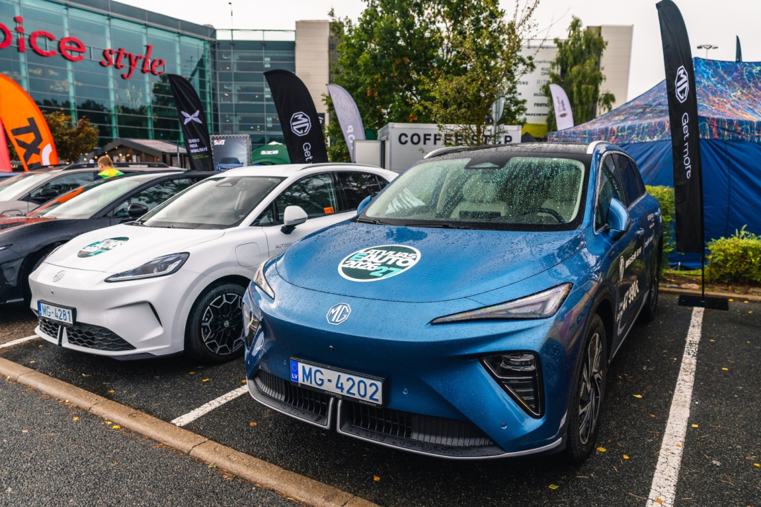 "Spices e-Auto dienā" apmeklētāji varēja apskatīt un izmēģināt vairāk nekā 30 elektroauto modeļus.