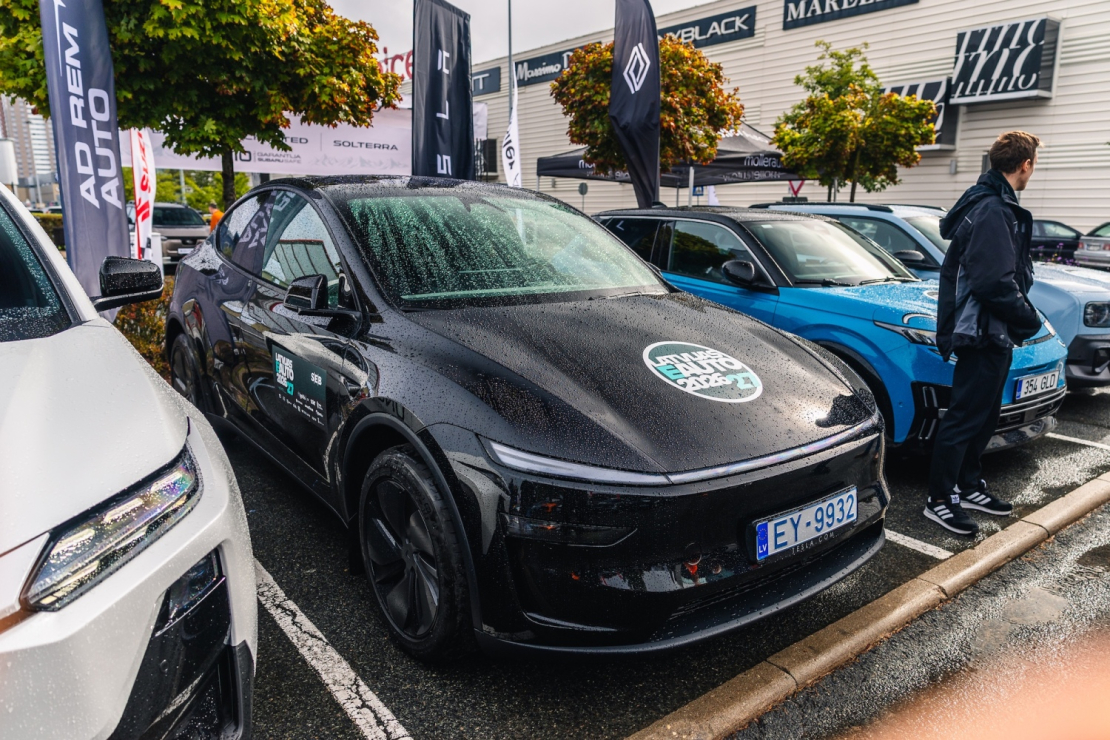 "Spices e-Auto dienā" apmeklētāji varēja apskatīt un izmēģināt vairāk nekā 30 elektroauto modeļus.