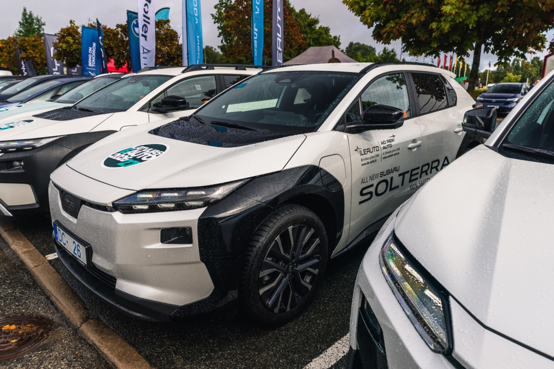 "Spices e-Auto dienā" apmeklētāji varēja apskatīt un izmēģināt vairāk nekā 30 elektroauto modeļus.