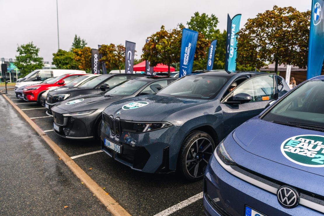 "Spices e-Auto dienā" apmeklētāji varēja apskatīt un izmēģināt vairāk nekā 30 elektroauto modeļus.
