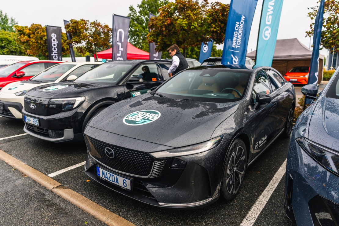 "Spices e-Auto dienā" apmeklētāji varēja apskatīt un izmēģināt vairāk nekā 30 elektroauto modeļus.