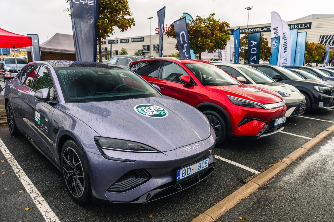 "Spices e-Auto dienā" apmeklētāji varēja apskatīt un izmēģināt vairāk nekā 30 elektroauto modeļus.