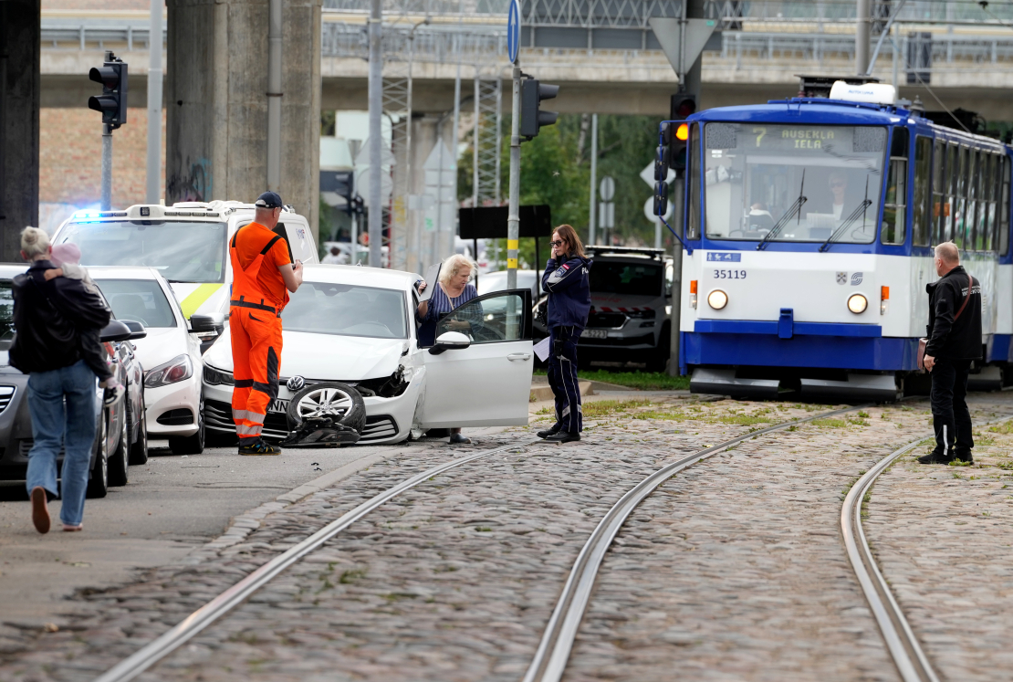 Vieglās automašīnas un tramvaja sadursme pie Dienvidu tilta. 