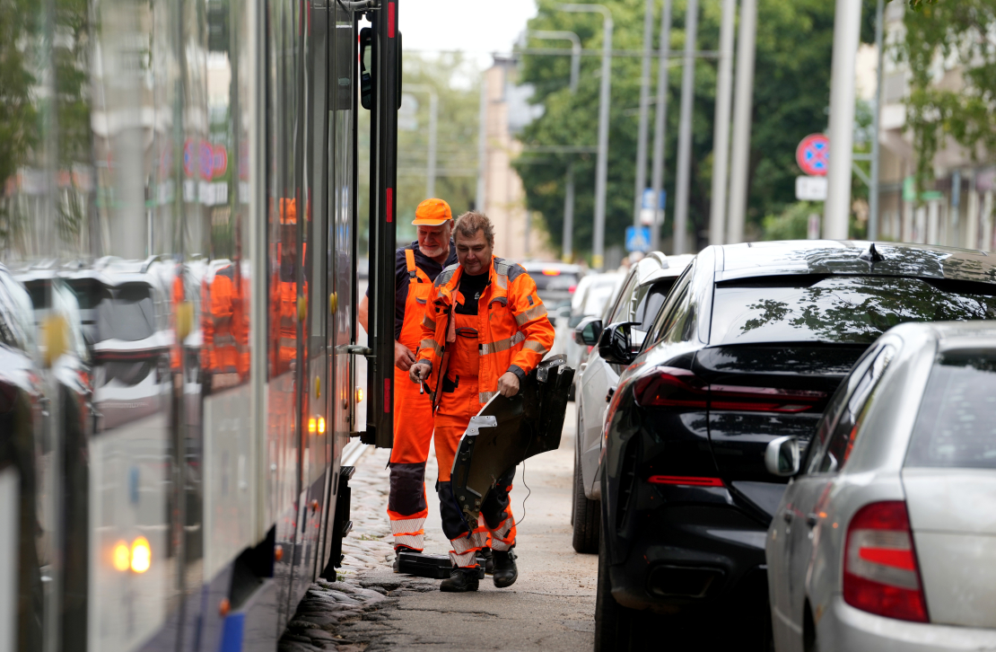Vieglās automašīnas un tramvaja sadursme pie Dienvidu tilta. 