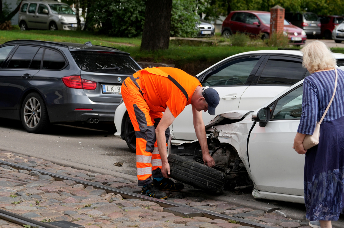 Vieglās automašīnas un tramvaja sadursme pie Dienvidu tilta. 